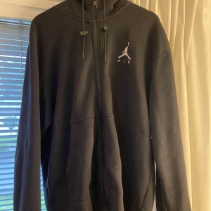 Jordan ziper kofta - Säljer min killes Jordan Zipper kofta, köpt för 800kr och den har används 1 gång!⚡️