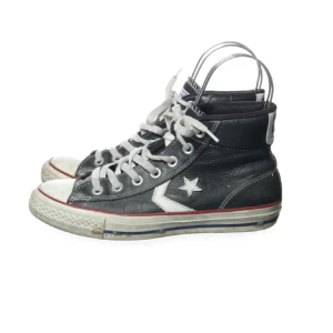 Converse  - Såå fina och unika converse i någon sorts läderimitation😍storlek 37!