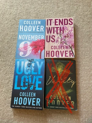 Böcker - 3 st Colleen Hoover böcker på engelska. 2 av de har märken på framsidan men utöver det är det inget fel på de. 50kr/st eller alla för 140kr😊FRAKT: 1st-54kr 2st-60kr 3st- 74kr