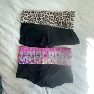 Pink shorts - Eftertraktade pink vs yoga shorts. 1 för 230 och 2 för 350. Båda är Xs men är stretchiga så passar mig med M, kom privat för bilder på