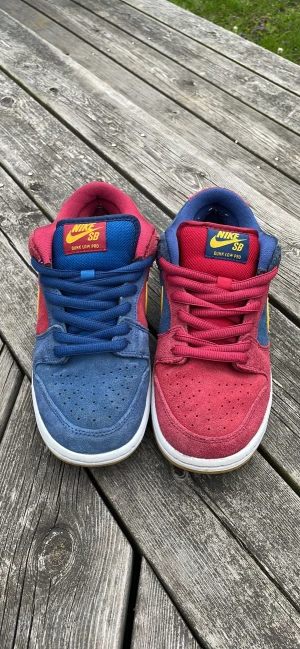 Nike sb dunk barcalona - Fin skor inte använd mycket ett par gånger säljer för att dom är för små Och priset kan diskuteras 😊ny pris 3300kr. Och gula röd och blå skosnören finns med och box