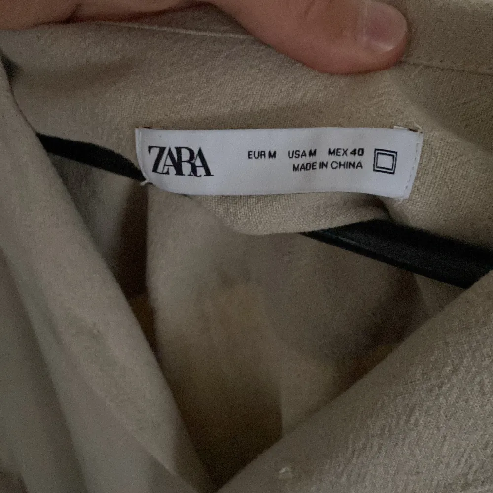 Bra sommarplagg från Zara, helt oanvänd. Säljer pga inte kommit till användning.  Pris: 250 kr. Skjortor.