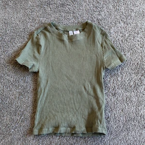 basis t-shirt  - fin basic t shirt, knappt använd 
