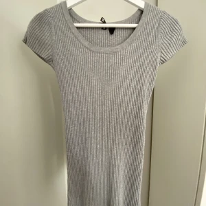 Klänning  - Grå klänning från hm storlek 36 skulle säga att den passar xs, säljes pga för kort på mig. Kort i modellen
