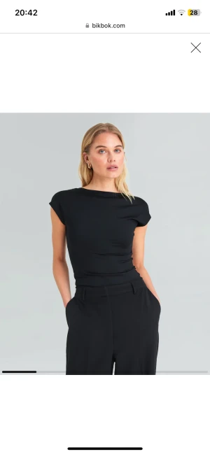 T-shirt med öppen rygg - Svart t-shirt med öppen rygg i storlek s aldrig använd. 