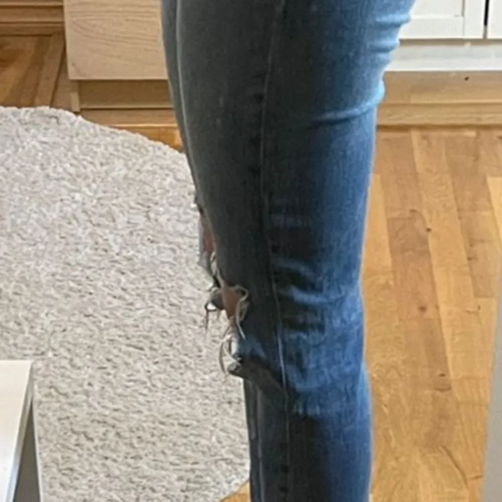Jeans, mellanblå, ripped, från Lager 157,storlek XS. Modellen på bilden är ca 169 cm.. Jeans & Byxor.