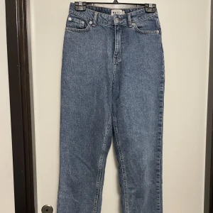 Momjeans - Köpta på NA-KD. Slits längst ner. Använda endast 1 gång. Inget fel med de. Väldigt bekväma men inte min stil därför säljs de. Skriv i DM vid frågor. Köparen står för frakten. 
