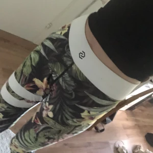 Strongerbyxor - Träningstights från Stronger i strl M med ”djungelmönster”. Nypris 700