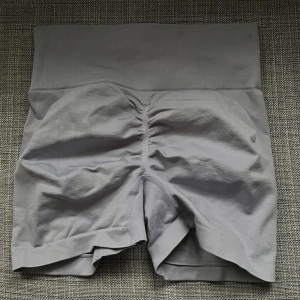 Träningsshorts  - Supersköna och snygga träningsshorts. Ljuslila och har en scrunch därbak vilket gör så att rumpan blir 👌🏻. Storlek S💕