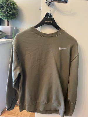 Nike Sweatshirt - Grön Sweatshirt från Nike Vintage Modell Utmärkt Skick
