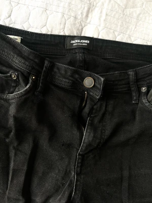 Herr jeans / byxor svarta  - Fina svarta jeans / byxor i klassisk modell från Jack & Jones i storlek 32/32.    Sökord: pants basic black herr mens jeans Everyday vardaglig jack and Jones 