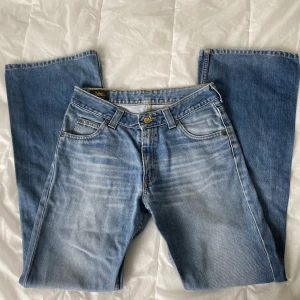 Lee byxor fender 30/32 - Säljer dessa jättefina Lee byxor i modellen Fender (bootcut) pga att de är för stora för mig. Har lite brun missfärgning under Lee märket men annars är de i fint skick. Är uppskattningsvis 30/32 . Midjemått 76cm. Pris kan diskuteras vid snabb affär 😊❤️