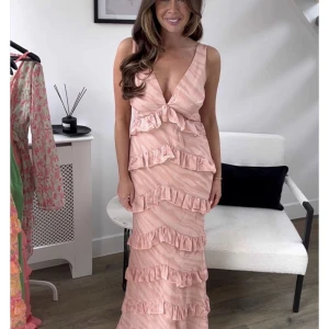 Maxiklänning ASOS - Helt oanvänd långklänning ifrån Asos! Såå fin till bröllop tex. Frakt tillkommer, kan också mötas upp i Göteborg. 🥰 Köpt för 1209kr 