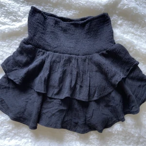 Kolar  - hej säljer mina kolar från shein den rosa och beiga är nästan aldrig använda men den svart är lite noppig vilken man kan se svarta kjolen 50 kr dem andra 60kr 