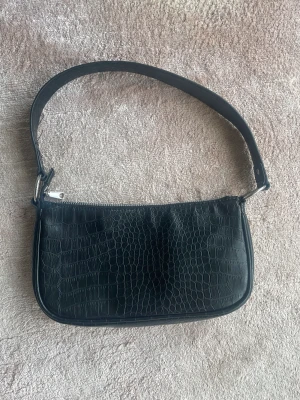 Snygg väska! - En snygg och trendig väska från hm. Köpt för 150kr men säljer för 80kr pga att den är lite smutsig på insidan! En väldigt bra och lagom stor väska, enkel att ta med sig och rymmer mycket saker! Använd ganska mycket men fortfarande bra skick!