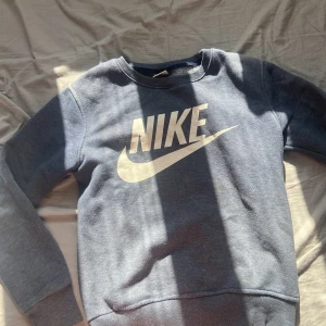 Nike sweatshirt - Nike sweatshirt/huddie i sparsamt skick. Den står storlek L men den är väldigt liten i storleken så skulle säga att den är mera en XS/S. Skriv om ni har frågor eller vill ha fler bilder!💓