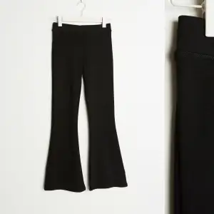 Svarta flare jersey trousers från Gina Tricot 
