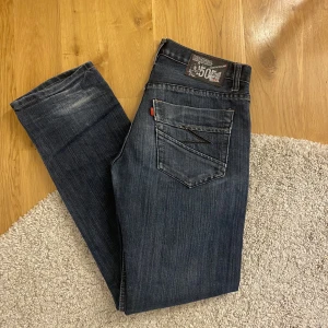 snygga lowrise jeans - skitsnygga lowrise jeans i en mörkare wash❤️‍🔥