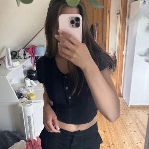 Svart topp - säljer denna supersöta svarta topp!! Perfekt till vardags eller till finare tillfällen. Kommer inte till användning och är i mycket fint skick!💓 köparen står för frakten