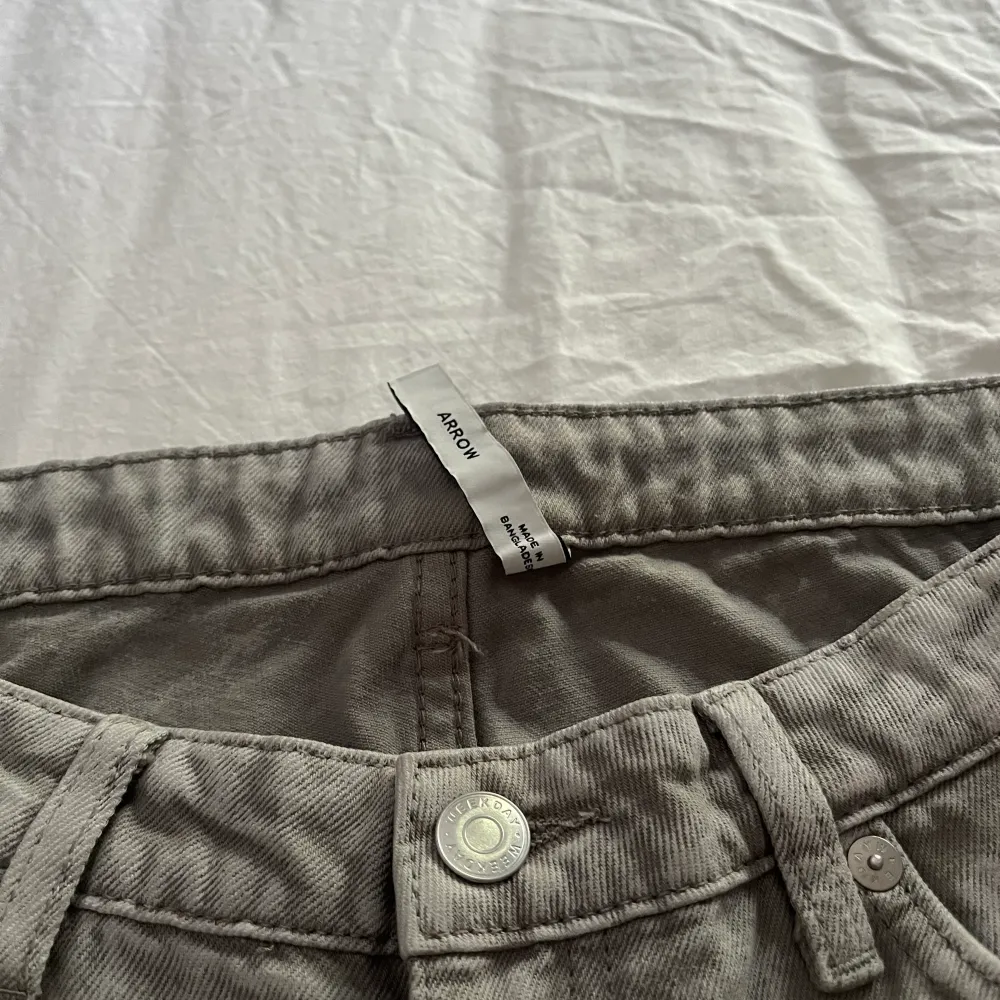 Jättesnygga low waist jeans från weekday som tyvärr inte kommer till användning längre. Nypris ca 500kr💕. Jeans & Byxor.
