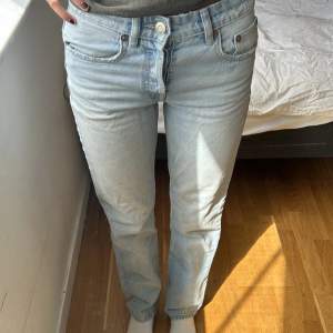 Ett par raka basic jeans från zara. I storlek 34 och midjan är mid☺️