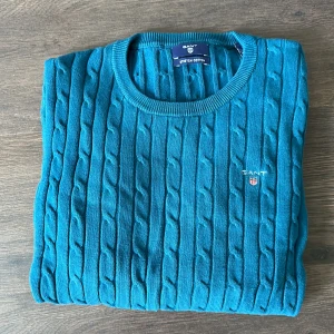 Gant tröja - Helt ny och oanvänd tröja från GANT.   Rensar ur min garderob från en hel del oanvända kläder🌼 Kika och se om du ser något mer i min profil som du gillar så skickar jag med det till dig också!😊 Fler kläder kommer! 