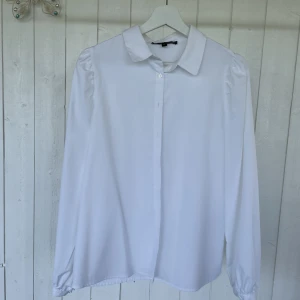 Skjorta - En vit oanvänd skjorta som aldrig blivit använd.  