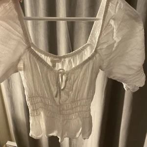 Topp - Nu finns denna toppen att köpa. Jätte fin till sommaren. Sitter jätte fint på och är hur söt som helst. Använd en gång