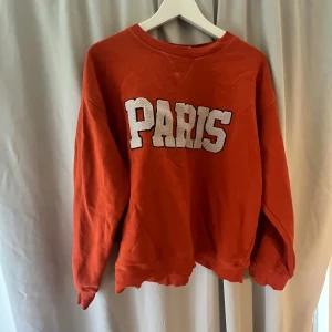 Sweatshirt Paris ❤️ - Röd härlig sweatshirt ❤️ Pris kan alltid diskuteras  Skriv om ni har några frågor 