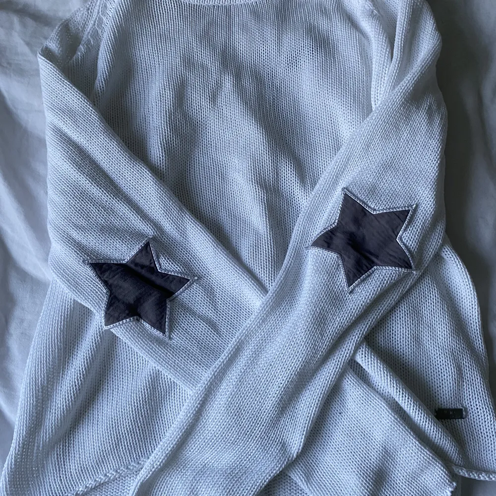 Super fin tröja med små stjärnor på🤍. Stickat.