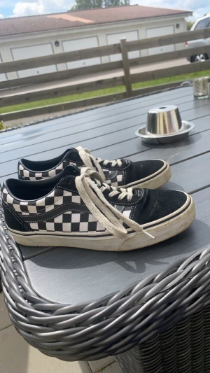Vans skor - skorna är för stora för mig, inga skador alls, köpte dom för 750 på sportshopen i Linköping, någon som vill byta vill ha storlek 39