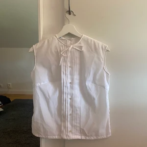 Vit blus - Vit blus i storlek S från second hand!💛