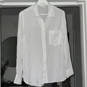 Skjorta - Helt oanvänd skjorta från H&M.   Rensar ur min garderob från en hel del oanvända kläder🌼 Kika och se om du ser något mer i min profil som du gillar så skickar jag med det till dig också!😊 Fler kläder kommer! 