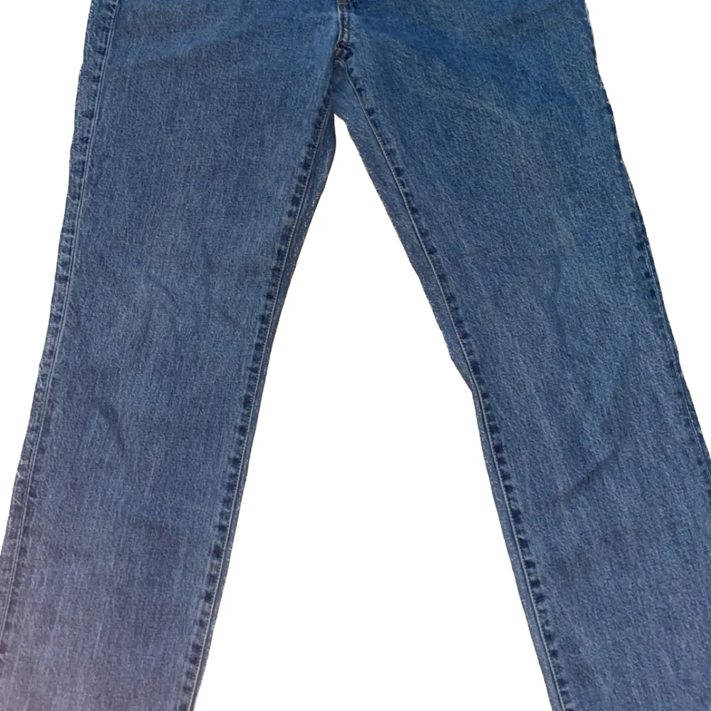 Säljer ett par regular-fit jeans i storlek 32/32 som är i fint men använt skick. Har använt den 7 gånger. Priset är inte hugget i stenen. Skicka gärna ett meddelande om du har några frågor. Jeans & Byxor.
