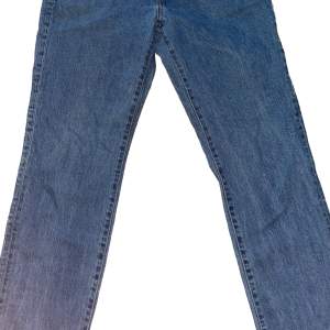 Säljer ett par regular-fit jeans i storlek 32/32 som är i fint men använt skick. Har använt den 7 gånger. Priset är inte hugget i stenen. Skicka gärna ett meddelande om du har några frågor
