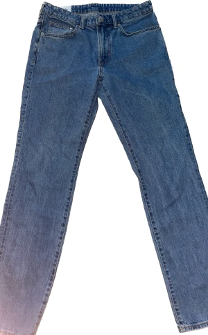 Jeans - Säljer ett par regular-fit jeans i storlek 32/32 som är i fint men använt skick. Har använt den 7 gånger. Priset är inte hugget i stenen. Skicka gärna ett meddelande om du har några frågor