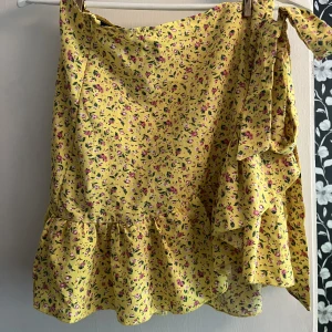 Somrig kjol - Somrig kjol från SHEIN men knyte på sidan.  Jättefin gul färg. Storlek M.
