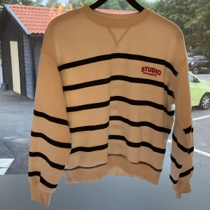 Tjocktröja  - Säljer den här jätte mysiga tjocktröjan från hm, säljer den eftersom den är lite stor på mig. 💗