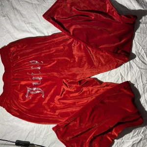 Velour set röd - Ett velour set i rött. Båda delarna är i storlek XS. De står ”juicy” på bakfickan och bak på ryggen. Pris går att diskuteras🩷