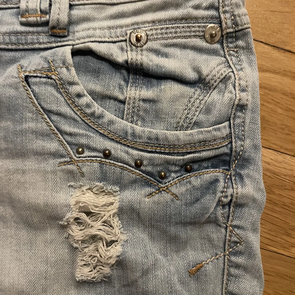 Jättefina Lågmidjade jeansshorts som tyvärr är försmå för mig. De har coola detaljer på både bak och fram fickorna, de har även två byxknappar. Säljer för att de tyvärr är för små. Shorts.