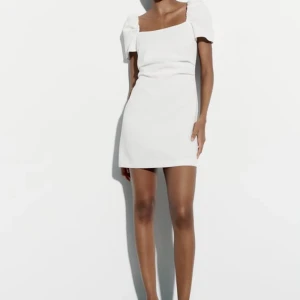 Vit klänning från Zara - Helt oanvänd klänning från Zara med fin detalj i ryggen. Prislapparna finns kvar! Köptes för 359kr och säljer för 300😊