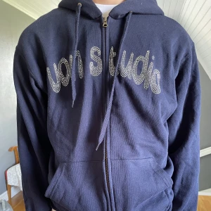 Von Studio zip up - Snygg rhinestone zip up ifrån von studio. Helt ny, endast provad. Köparen står för frakten