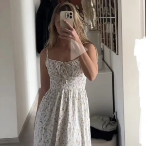 Mönstrad Klänning  - Vit klänning mönstrad med gula blommor från Hollister i storlek XS. Nyskick, endast använd en gång. Slutsåld storlek i butik/hemsida! Väldigt bra kvalité och otroligt skönt material.  Nypris 749kr. Säljes för 599kr  Pris kan diskuteras 