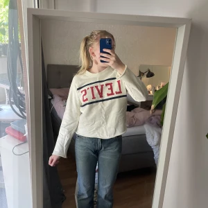 Levis tröja - Säljer denna Levis tröja då den inte kommer till användning. Storlek M men passar mig som har xs-s i vanliga fall också. I mycket bra skick. Säljer för 120kr + frakt🥰