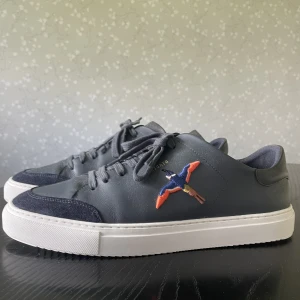 Axel arigatos  - Axel atigatos, storlek 46  Box, dustbag och alla klistermärken ingår Skick 8-8,5/10 