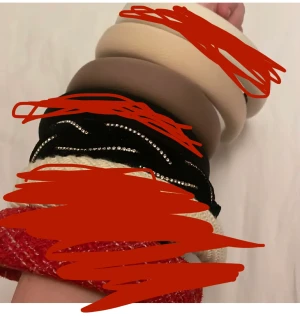 Diadem - Lägger upp annons igen då några har blivit solda men 3 finns kvar. Den med textur kostat 50kr och de utan säljer jag för 45kr styck men pris kan diskuteras lite 💕💕skriv om du har frågor ❤️