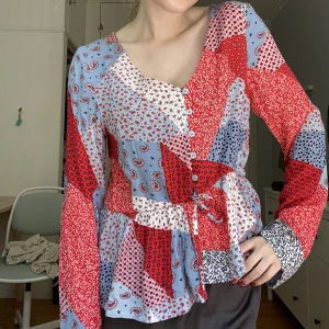 Blus i patchwork  - Jättefin och unik tunn blus i patchwork mönster! Lite hippie/bohemisk med utsvängda ärmar😁