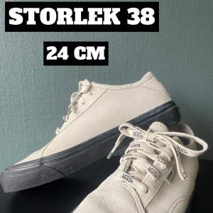 Säljer unika vita Vans i storlek 38! Väldigt sparsamt använda, nyskick! Det är lite skavanker längst ut på skosnörena. Syns på bild. Skickas på posten eller möts i Växjö. Köpare står för frakten.