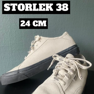 Vita Vans - Säljer unika vita Vans i storlek 38! Väldigt sparsamt använda, nyskick! Det är lite skavanker längst ut på skosnörena. Syns på bild. Skickas på posten eller möts i Växjö. Köpare står för frakten.
