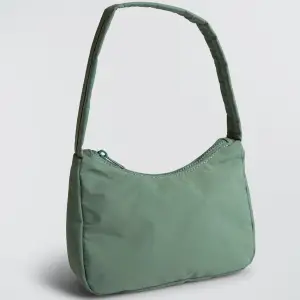 Grön handväska från GinaTricot. Sparsamt använd.